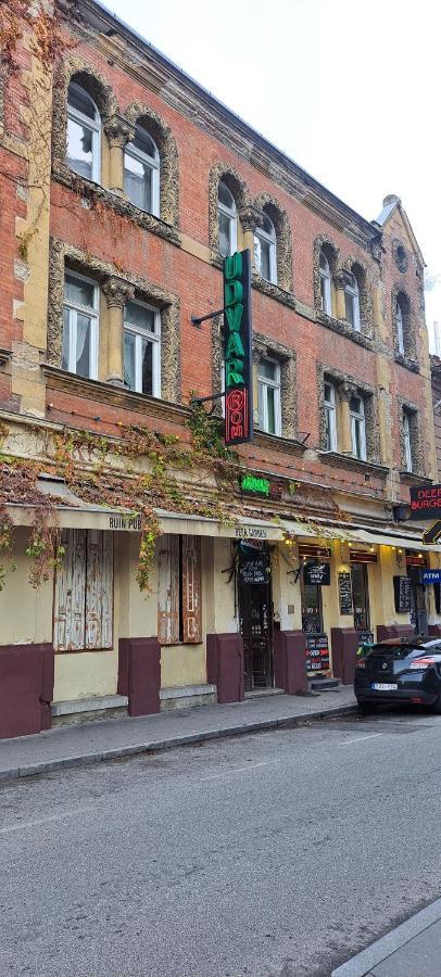 London Fog Apartment In The Party District ブダペスト エクステリア 写真